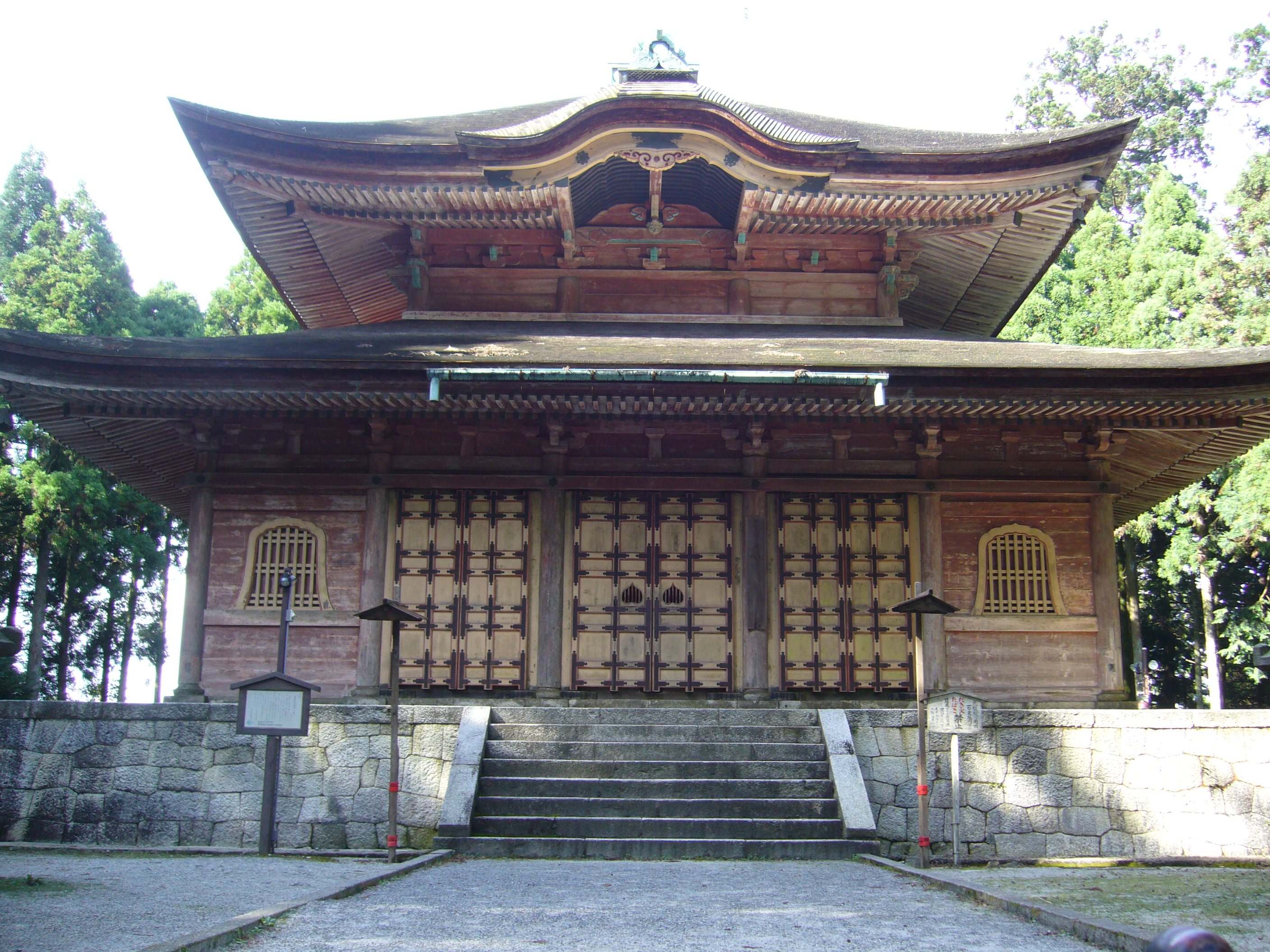 Old temple at Enryakuji on Mt. Hiei in Kyoto. Photo by Doug Berger, September 2007. Click the photo to send an e-mail.